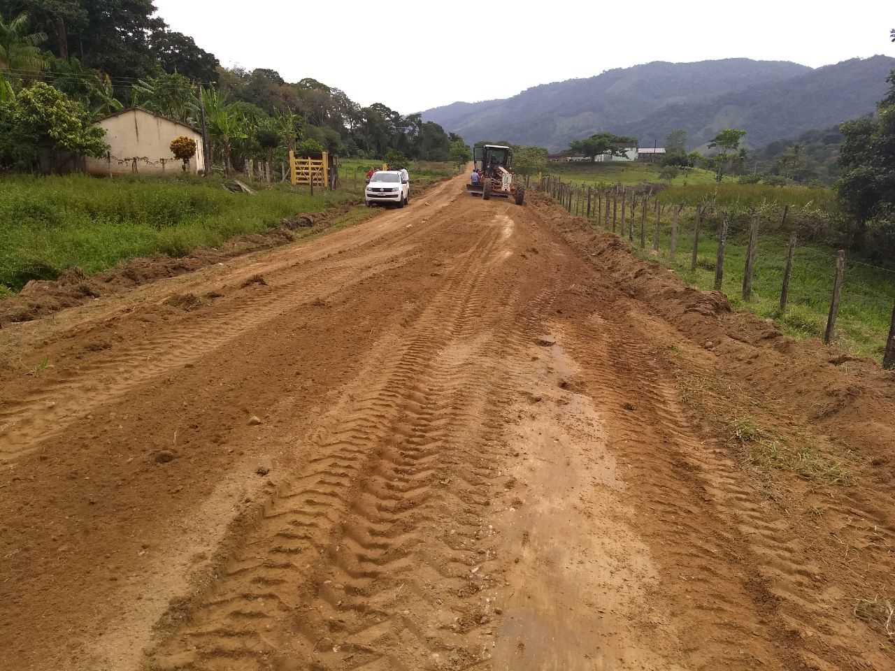 Secretaria de Obras recupera estrada que Liga Jacareci a Pau Brasil
Recuperar e manter as estradas vicinais em bom estado de trânsito é um importante